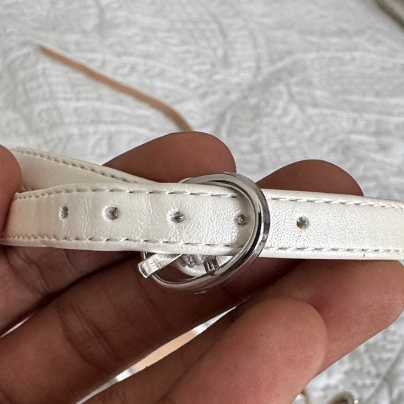 Elegant White Heeled Sandals with Bow Accent - Picture 8 of 8